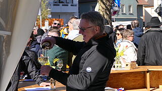 Natürlich durfte auch ein Schoppen der Sander Winzer auf dem Wein- und Korbmarkt nicht fehlen.