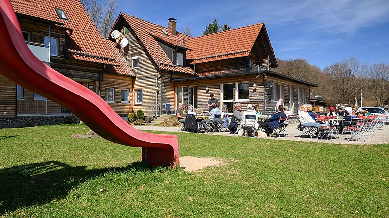 Drinnen und draußen viel Platz für Genuss und Geselligkeit: Die Thüringer Hütte bei Urspringen in der Rhön lockt seit Generationen die Gäste an. Drinnen und draußen viel Platz für Genuss und Geselligkeit: Die Thüringer Hütte bei Urspringen in der Rhön lockt seit Generationen die Gäste an.