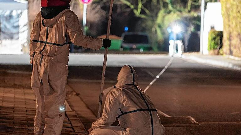 Drei Tote und ein Verletzter nach Schüssen in Bayreuth - Tatort Bayreuth: Beamte der Spurensicherung messen nach der nächtlichen Bluttat Distanzen. Drei Tote und ein Verletzter nach Schüssen in Bayreuth - Tatort Bayreuth: Beamte der Spurensicherung messen nach der nächtlichen Bluttat Distanzen.
