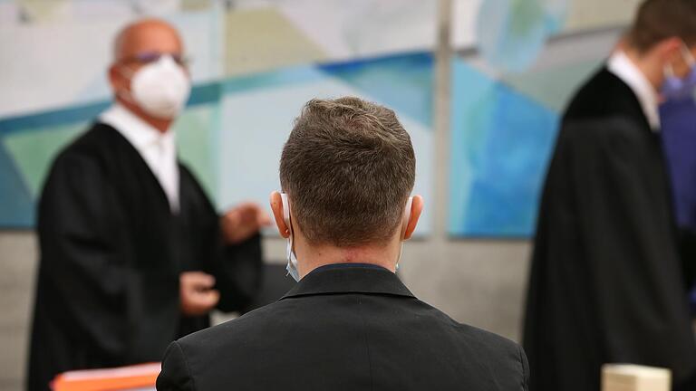 Ohne erkennbare Regung sah der Angeklagte im Babymord-Prozess dem Urteil entgegen. Das Gericht um den Vorsitzenden Claus Barthel verurteilte ihn wegen Totschlages zu elf Jahren Haft. Ohne erkennbare Regung sah der Angeklagte im Babymord-Prozess dem Urteil entgegen. Das Gericht um den Vorsitzenden Claus Barthel verurteilte ihn wegen Totschlages zu elf Jahren Haft.