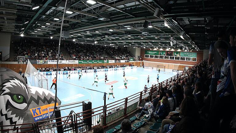 Mehr als 1500 Zuschauende in der tectake Arena sorgten beim Derbysieg der Wölfe Würzburg über den TV Großwallstadt für eine stimmungsvolle Atmosphäre und Saisonrekordkulisse. Mehr als 1500 Zuschauende in der tectake Arena sorgten beim Derbysieg der Wölfe Würzburg über den TV Großwallstadt für eine stimmungsvolle Atmosphäre und Saisonrekordkulisse.