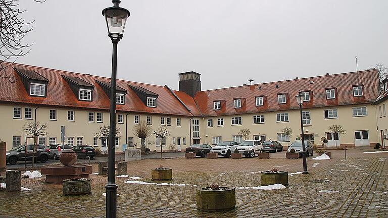 Die ehemalige chirurgische Arztpraxis im Eck der Gemündener Huttenschloss-Remise wird zu einer Servicestelle des Bayerischen Krebsregisters umgebaut. Die ehemalige chirurgische Arztpraxis im Eck der Gemündener Huttenschloss-Remise wird zu einer Servicestelle des Bayerischen Krebsregisters umgebaut.