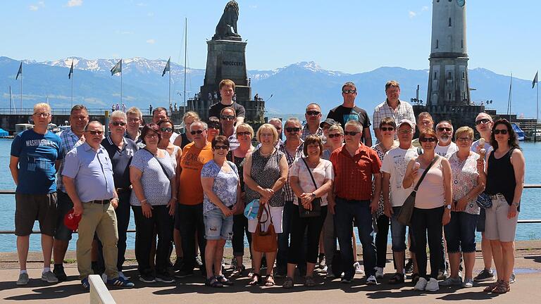 Bei der Führung in Lindau wurde dann das obligatorische Gruppenbild aufgenommen, bevor man am späten Nachmittag gut gelaunt die Heimreise antrat. Bei der Führung in Lindau wurde dann das obligatorische Gruppenbild aufgenommen, bevor man am späten Nachmittag gut gelaunt die Heimreise antrat.