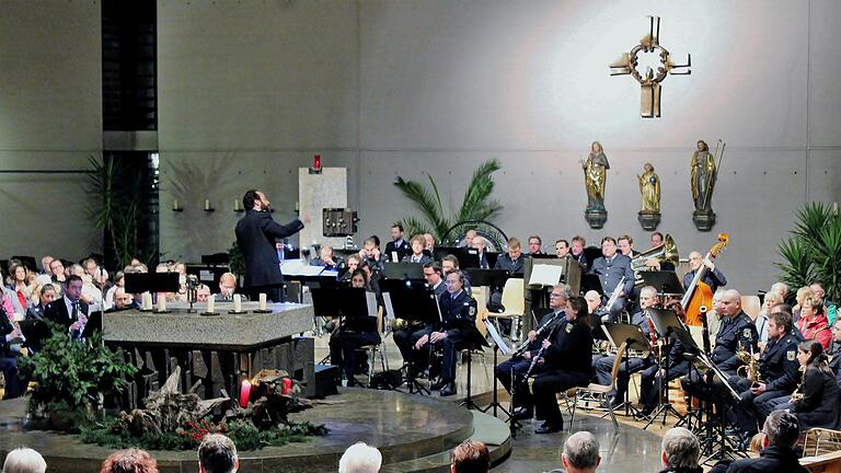 Das Bundespolizeiorchester mit Dirigent Jos Zegers im Kirchenrund von St. Burkardus. Foto: Werner Vogel       -  Das Bundespolizeiorchester mit Dirigent Jos Zegers im Kirchenrund von St. Burkardus. Foto: Werner Vogel