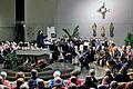 Das Bundespolizeiorchester mit Dirigent Jos Zegers im Kirchenrund von St. Burkardus. Foto: Werner Vogel       -  Das Bundespolizeiorchester mit Dirigent Jos Zegers im Kirchenrund von St. Burkardus. Foto: Werner Vogel