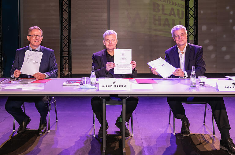 Stolz, endlich den Vertrag in den Händen zu halten (von links): va-Q-tec-Geschäftsführer Joachim Kuhn, Intendant des Mainfranken Theaters Markus Trabusch und geschäftsführender Direktor des Mainfranken Theaters Dirk Terwey. Stolz, endlich den Vertrag in den Händen zu halten (von links): va-Q-tec-Geschäftsführer Joachim Kuhn, Intendant des Mainfranken Theaters Markus Trabusch und geschäftsführender Direktor des Mainfranken Theaters Dirk Terwey.