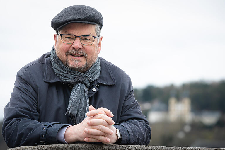 Kunsthistoriker Erich Schneider auf der Alten Mainbrücke in Würzburg - im Hintergrund das Käppele, erbaut von Balthasar Neumann. Kunsthistoriker Erich Schneider auf der Alten Mainbrücke in Würzburg - im Hintergrund das Käppele, erbaut von Balthasar Neumann. 
