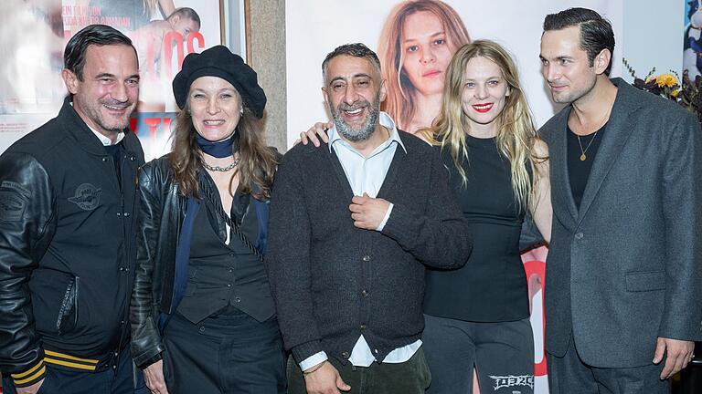 Filmpremiere „Haltlos” in Berlin - Von links nach rechts: Sönke Möhring, Jeanette Hain, Kida Khodr Ramadan, Lilith Stangenberg und Samuel Schneider. Filmpremiere „Haltlos” in Berlin - Von links nach rechts: Sönke Möhring, Jeanette Hain, Kida Khodr Ramadan, Lilith Stangenberg und Samuel Schneider.