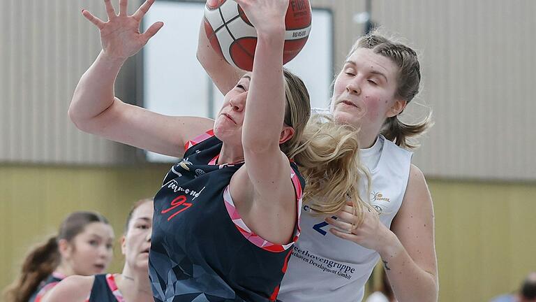 Johanna Michel (rechts) verteidigt gegen Hannah Lui von den Dillingen Diamonds. Das Bild entstand in einem Spiel der Würzburger Basketballerinnen in der vergangenen Saison.