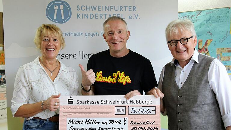 Auf dem Foto von links: Dagmar Bebersdorf (Stellvertretende Vorsitzende Schweinfurter Kindertafel ), Michl Müller (Kabarettist und Schirmherr) und Stefan Labus (Vorsitzender Schweinfurter Kindertafel).