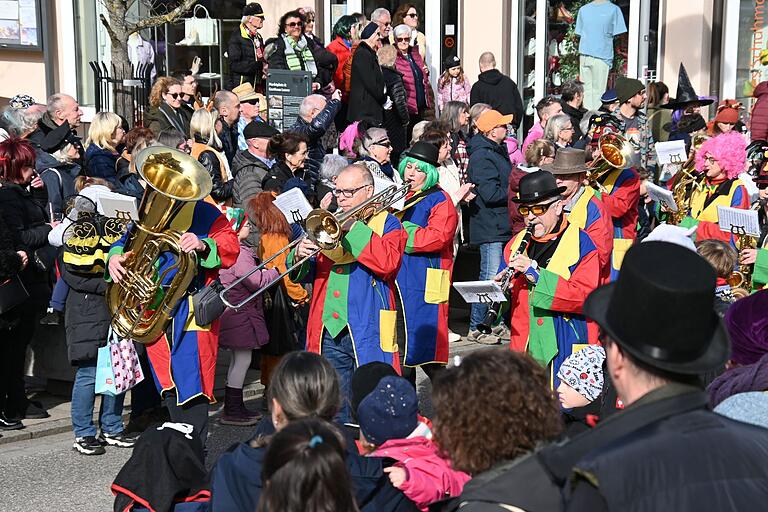 Handgemachte Musik mit den Musikfreunden Höchberg auf dem 48. Faschingszug. Handgemachte Musik mit den Musikfreunden Höchberg auf dem 48. Faschingszug.