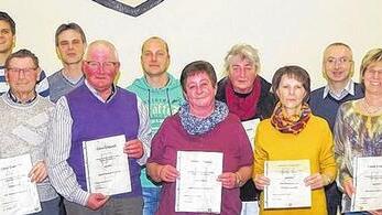 Ehrungen beim TSV Prichsenstadt: Der Vorsitzende Christian Friedrich (links) und die Jubilare (von links) Alexander Kühnl, Friedrich Leitner, Hans-Jürgen Rauh, Georg Zapf, Frank Zapf, Renate Schröter, Marianne Weidner, Erika Zidek, Alfred Müller, Hella Panzer und Bernd Loebl.