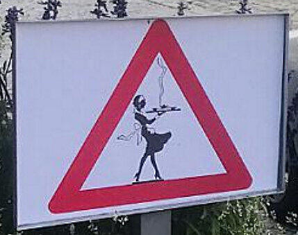 Dieses Schild stellte Wehner zunächst auf, musste letztlich aber schnell wieder entfernt werden. Dieses Schild stellte Wehner zunächst auf, musste letztlich aber schnell wieder entfernt werden.