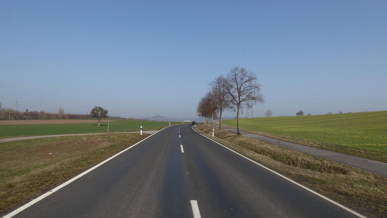 Links und rechts der Straße von Zell nach Sand sollen nach der Autobahn große Photovoltaikanlagen entstehen.