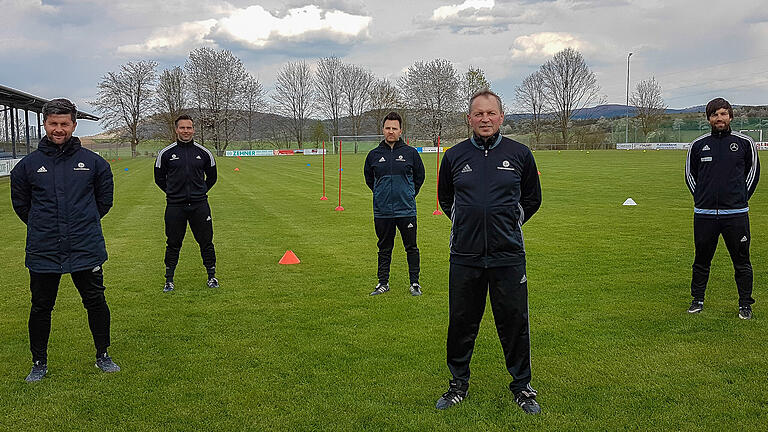 Fünf Mal geballte Jugendtrainer-Kompetenz beim Großbardorfer DFB-Stützpunkt: Der Koordinator Nordbayern Michael Urbansky (von links), André Betz, Alexander Leicht, der Leiter Thomas Jakob und Alexander Sarwanidi.