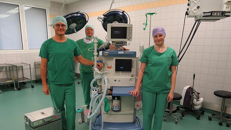 Neue Wege in der Ausbildung: Im Caritas-Krankenhaus Bad Mergentheim hat Denise Streichsbier (rechts) Ihre Ausbildung zur Anästhesietechnischen Assistentin abgeschlossen. Das Bild zeigt sie zusammen mit der OP-Leitung Gerald Beitel (links) und dem Leitenden Oberarzt der Anästhesie, Dr. Michael Käppler.