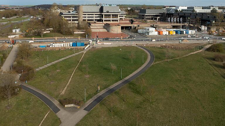 Luftaufnahme der Drachenwiese und des Hubland-Campus der Universität in Würzburg (Archivbild). Über die Drachwenwiese soll die zukünftige Straßenbahnlinie 6 zur Universität führen.