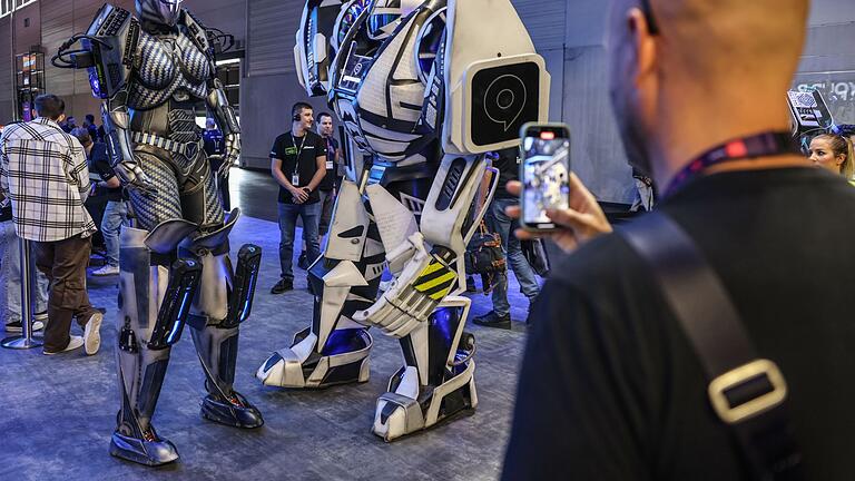 Gamescom-Figuren - Fotografen nehmen Bilder von Fantasiefiguren der Gamescom auf. Gamescom-Figuren - Fotografen nehmen Bilder von Fantasiefiguren der Gamescom auf.