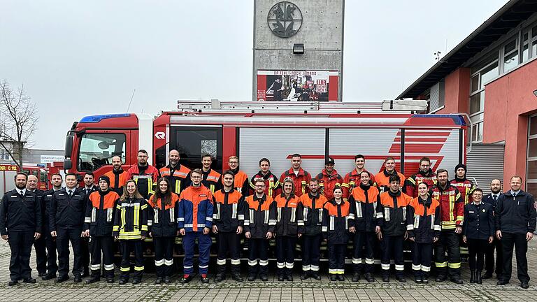 Das Bild zeigt die TeilnehmerInnen sowie Ausbilder und Prüfer aus den örtlichen Wehren sowie Vertreter der Kreisbrandinspektion des Landkreises Schweinfurt.