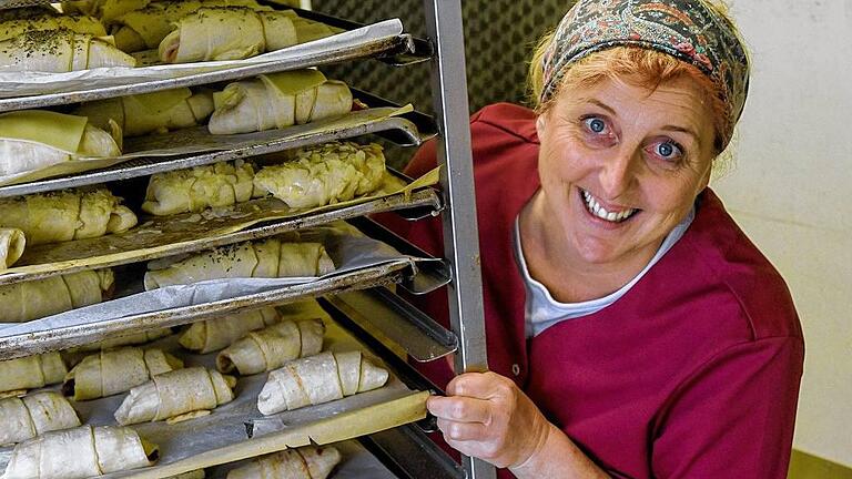 Bei der Arbeit: Elke Siebenlist, Chefin der Bäckerei Hanselmann, singt mit Leidenschaft.