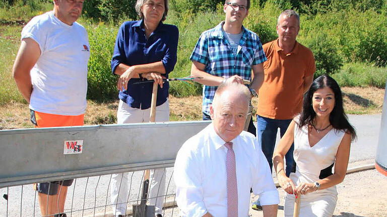 NEVtv-Geschäftsführerin Carmen Becker und Bürgermeister Helmut Blank nahmen den ersten Spatenstich für den Breitbandausbau vor Foto: Heike Beudert       -  NEVtv-Geschäftsführerin Carmen Becker und Bürgermeister Helmut Blank nahmen den ersten Spatenstich für den Breitbandausbau vor Foto: Heike Beudert