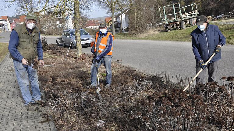 Vorstandsmitglieder des Obst- und Gartenbauvereins Gissigheim bei der Rabattenpflege.