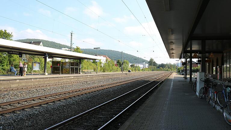 Die Gleise am Lohrer Bahnhof sind fast menschenleer. Nur in Richtung Aschaffenburg warten einige Unverdrossene auf den Regionalexpress, der in Richtung Untermain fahren soll.