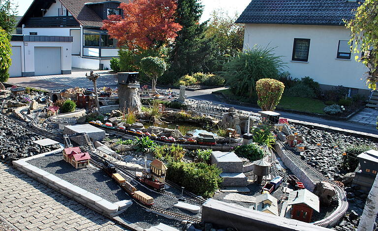 Die Outdoor-Eisenbahnanlage von Wilhelm Ritter füllt den Garten vor dem Haus aus.