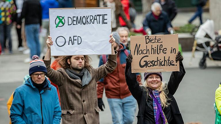 Zwei von vielen Plakaten auf der Demonstration vom 3. Februar in Würzburg.