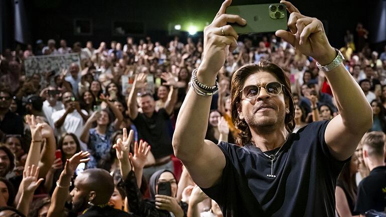 77. Filmfest Locarno       -  Tausende feiern Bollywood-Superstar Shah Rukh Khan in Locarno.