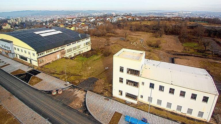 So präsentiert sich der Tower heute. Bis 2018 soll er um ein Geschoss erhöht werden. Links einer der ehemaligen Hangars. So präsentiert sich der Tower heute. Bis 2018 soll er um ein Geschoss erhöht werden. Links einer der ehemaligen Hangars.