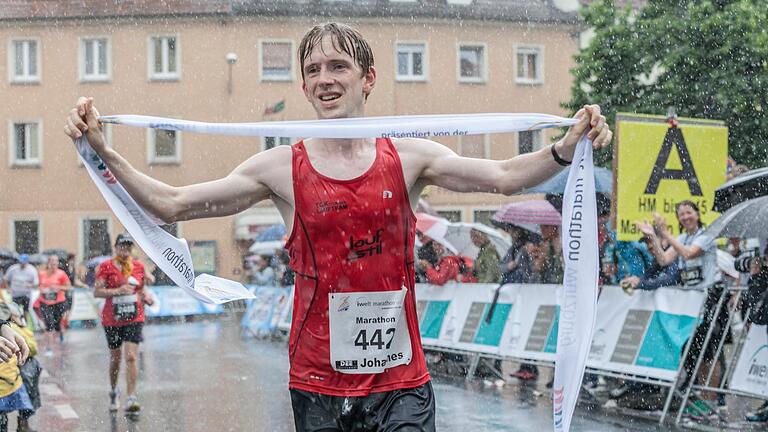 Erstmals gewinnt ein Würzburger den iWelt-Marathon       -  Glücklicher Sieger im prasselnden Regen: Mit dem 26-jährigen Johannes Arens von der TG Kitzingen gewann am Sonntag erstmals ein gebürtiger Würzburger beim Würzburger iWelt-Marathon.