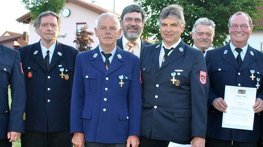 Für 40 Jahre Dienst bei den Feuerwehren wurden im Beisein von KBR Stefan Schmöger (vorn, links), KBM Christoph Wohlfart (hinten, links), stellvertretendem Landrat Josef Demar (rechts) und KBI Michael Weber (hinten rechts) Bruno Scheublein, Berthold Derleth, Reinhold Behr, Wilhelm Schüler, Gerhard Radina und Michael Breitinger ausgezeichnet. Für 40 Jahre Dienst bei den Feuerwehren wurden im Beisein von KBR Stefan Schmöger (vorn, links), KBM Christoph Wohlfart (hinten, links), stellvertretendem Landrat Josef Demar (rechts) und KBI Michael Weber (hinten rechts) Bruno Scheublein, Berthold Derleth, Reinhold Behr, Wilhelm Schüler, Gerhard Radina und Michael Breitinger ausgezeichnet.