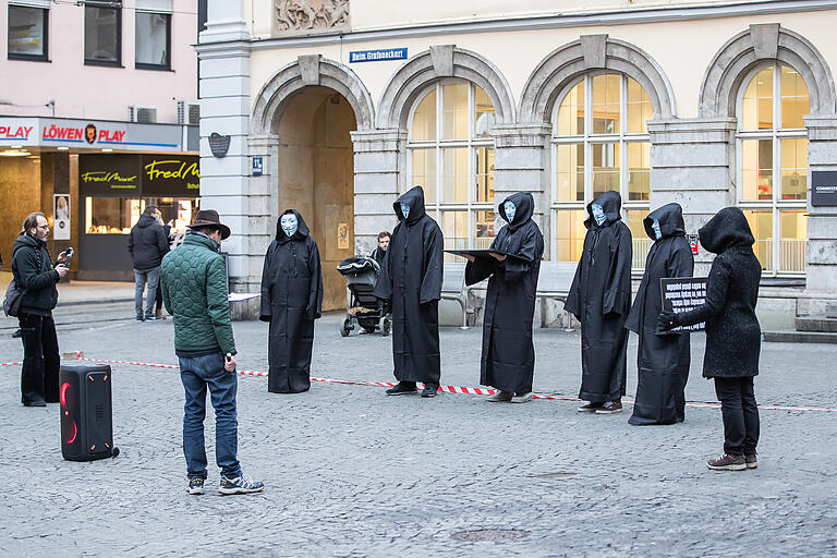 Die Würzburger Gruppe 'Freiheitsboten' demonstrierten gegen die Corona Maßnahmen am Samstag am Vierröhrenbrunnen in Würzburg.