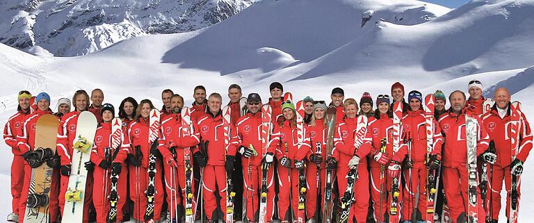 Ganz schön rot: So schaut das aus, wenn die Büttharder im Club-Outfit in den Alpen aufschlagen. Das Bild zeigt die Sportler im Jahr 2017.