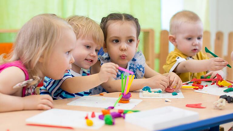 Die Wartelisten für Kinder, die ab Herbst in Gerolzhofen eine Betreuung in Krippen- oder Regelgruppen brauchen, ist lang. Der Gerolzhöfer Stadtrat hat nun erstmals über mögliche Standorte für den Bau eines zusätzlichen Kindergartens gesprochen. Das Symbolbild zeigt Kinder in einer Kita. Die Wartelisten für Kinder, die ab Herbst in Gerolzhofen eine Betreuung in Krippen- oder Regelgruppen brauchen, ist lang. Der Gerolzhöfer Stadtrat hat nun erstmals über mögliche Standorte für den Bau eines zusätzlichen Kindergartens gesprochen. Das Symbolbild zeigt Kinder in einer Kita.