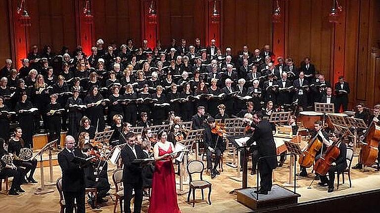 Der KonzertChor Schweinfurt ehrt mit seinem Konzert den Komponisten Gustav Gunsenheimer, der dem Liederkranz Schweinfurt zu seinem 150. Vereinsjubiläum 1983 die Kantate „Sonnengesang“ widmete.