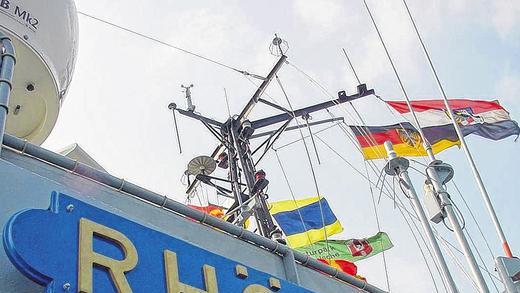 Die &bdquo;Rhön&ldquo; zeigte im Mittelmeer Flagge       -  (hf)  Seit mehr als drei Jahrzehnten kreuzt der Versorgungstanker &bdquo;Rhön&ldquo; auf den Weltmeeren. Die Fahne des Naturparks Bayerische Rhön wird immer dann gehisst wird, wenn man auf hoher See ist oder alle Flaggen am Schiff wehen. Laut Kapitän Egon Rhauderwiek zeigte die &bdquo;Rhön&ldquo; beim Nato-Einsatz 2012 im Mittelmeer Flagge. In 65 Tagen legte das Schiff 14 112 Seemeilen zurück; das  entspricht umgerechnet einer Strecke von 26 277 Kilometern. Bei diesem Einsatz mit sieben Schiffen aus insgesamt sechs Nationen erledigte die &bdquo;Rhön&ldquo; 33 Versorgungen auf See. Dabei wurden 5410 Kubikmeter Diesel und 82 Kubikmeter Flugkraftstoff abgegeben.Die Integration von der &bdquo;Rhön&ldquo; in die in Tarent neu gebildete &bdquo;Standing Naval Maritime Group 1&ldquo; (SNMG1) erfolgte reibungslos. &bdquo;Ich bin sehr stolz auf meine Besatzung, die eine sehr hohe Leistungsbereitschaft gezeigt hat und alle an sie gestellten Anforderungen erfüllt hat.&ldquo; Am 11. Januar war die &bdquo;Rhön&ldquo; aus Wilhelmshaven ausgelaufen mit Ziel Tarent/Italien. Dort nahm die Besatzung der &bdquo;Rhön&ldquo; als deutsche Abordnung am SNMG1-Kommandowechsel von Italien an die Niederlande teil. &bdquo;Diese Übergabezeremonie kann man als besonderes Ereignis während dieses Einsatzes betrachten&ldquo;, erinnert sich Kapitän Egon Rhauderwiek. Bei der Übung &bdquo;Dynamic Guard&ldquo; und des Manövers &bdquo;Proud Manta 2012&ldquo; wurden Schiffe aus Italien, Frankreich und den USA von der &bdquo;Rhön&ldquo; mit Diesel versorgt. Am 5. März entließ die Einsatzplanung den deutschen Versorger aus dem Verband im Mittelmeer vor Kreta. Zehn Tage später lief sie dann im Heimathafen Wilhelmshaven ein.