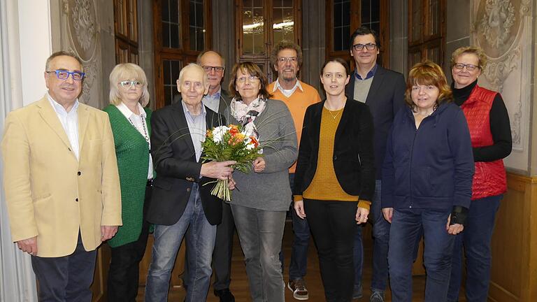 Die Funktionsträger der Oskar-Soldmann-Stiftung waren im Rathaus versammelt und bedankten sich bei Kathi Petersen mit Blumen (vorne von links): Werner Bonengel (Stiftungsvorstand), Margit Rosentritt (Stiftungsvorstand), Kurt Petzold (Vorsitzender des Stiftungsvorstands), Kathi Petersen, Julia Stürmer-Hawlitschek (Vorsitzende Stiftungsrat), Marlies Denecke (Vertreterin Stadtjugendring), sowie (hinten von links) Klaus Schuler (Vertreter Stadtverband für Sport), Gerd Schurz (Vertreter SPD), Ralf Hofmann (Vorsitzender Stadtratsfraktion) und Jutta Cize (Leiterin Volkshochschule).