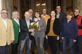 Die Funktionsträger der Oskar-Soldmann-Stiftung waren im Rathaus versammelt und bedankten sich bei Kathi Petersen mit Blumen (vorne von links): Werner Bonengel (Stiftungsvorstand), Margit Rosentritt (Stiftungsvorstand), Kurt Petzold (Vorsitzender des Stiftungsvorstands), Kathi Petersen, Julia Stürmer-Hawlitschek (Vorsitzende Stiftungsrat), Marlies Denecke (Vertreterin Stadtjugendring), sowie (hinten von links) Klaus Schuler (Vertreter Stadtverband für Sport), Gerd Schurz (Vertreter SPD), Ralf Hofmann (Vorsitzender Stadtratsfraktion) und Jutta Cize (Leiterin Volkshochschule).