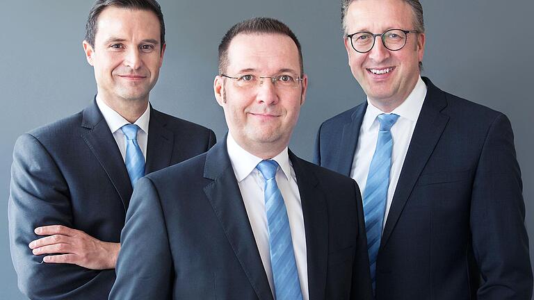 Das Vorstandsteam der Volksbank Raiffeisenbank Rhön-Grabfeld: (von links) Michael Reif (stellvertretender Vorstandsvorsitzender), Tobias Herzog und Vorstandsvorsitzender Markus Merz.