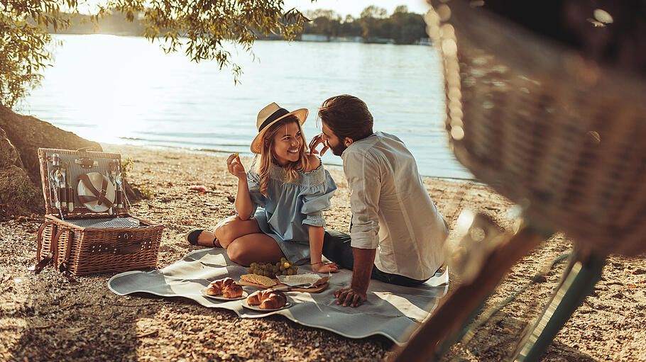 Flitterwochen in Deutschland       -  Ein romantisches Picknick in den Flitterwochen schmeckt auch in Deutschland - wie wäre es in der Region um die Saarschleife? (Symbolbild)