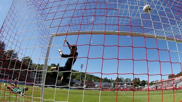 Drin das Ding: Saliou Sane (links am Boden hinter dem Ansbacher Tobias Dietrich) erzielt das Tor zum 2:0 für die Würzburger Kickers. Am Ende musste Ansbachs Torhüter Sebastian Heid sieben Mal den Ball aus dem Tor holen.