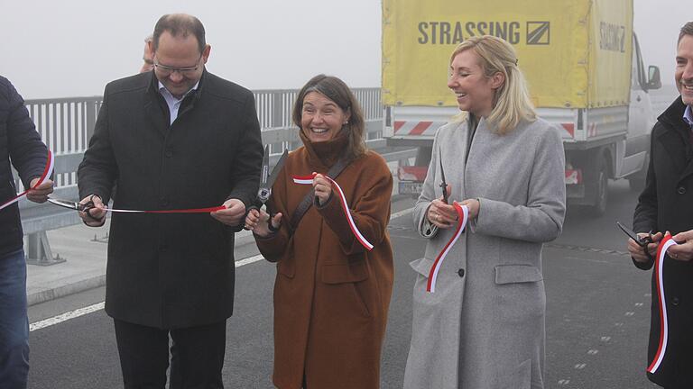 Sichtlich Spaß mit der 'Tiefbauschere' des Landkreises hatte Landrätin Sabine Sitter (CSU) bei der Verkehrsfreigabe der Rohrbacher Brücke. Auch Karlstadts Bürgermeister Michael Hombach (CSU), Staatssekretärin Anna Stolz (Freie Wähler) und Landtagsabgeordneter Thorsten Schwab (CSU) waren vor Ort.