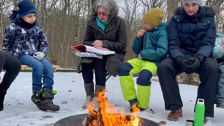 Weihnachtsmärchen am Feuer