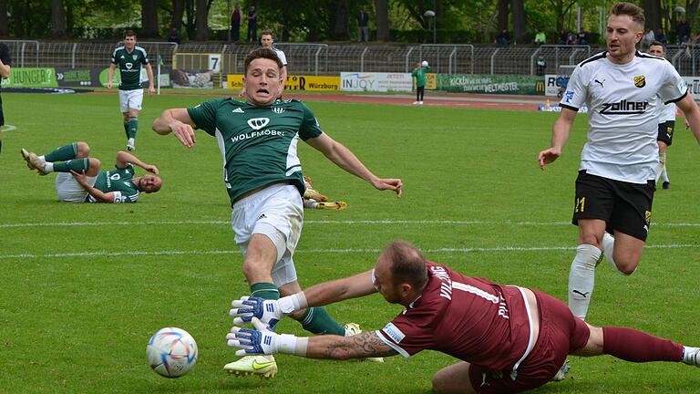 Elfmeter für Schweinfurt? Nein, Schiedsrichter Felix Grund sah kein Foulspiel von Vilzings Torhüter Maximilian Putz, sondern eine Schwalbe des Schweinfurters Tim Kraus – und zeigte ihm Gelb.