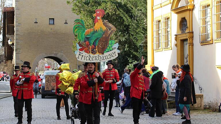 Die Frickenhäuser Närrinnen und Narren zelebrierten am Dienstag den Faschingsendspurt mit einem traditionellen Gaudiwurm durch den Altort.