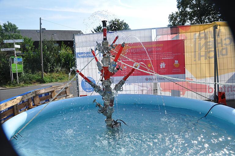 Originelle Idee: der Feuerwehr-Brunnen am Festzelt