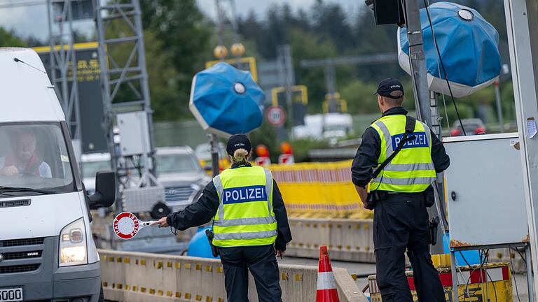 Grenzkontrollen - Kiefersfelden       -  Die Grenzkontrollen sollen ausgeweitet werden.