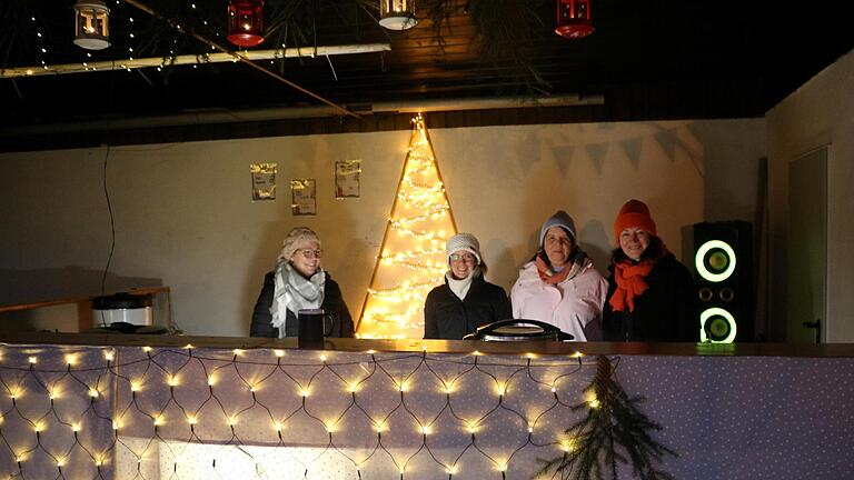 Stimmungsvoll beleuchtet war der Stand der katholischen öffentlichen Bücherei, die auch den Adventsmarkt organisiert hat. - Stimmungsvoll beleuchtet war der Stand der katholischen öffentlichen Bücherei, die auch den Adventsmarkt organisiert hat. Stimmungsvoll beleuchtet war der Stand der katholischen öffentlichen Bücherei, die auch den Adventsmarkt organisiert hat. - Stimmungsvoll beleuchtet war der Stand der katholischen öffentlichen Bücherei, die auch den Adventsmarkt organisiert hat.